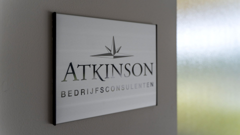 Bordje met logo van Atkinson