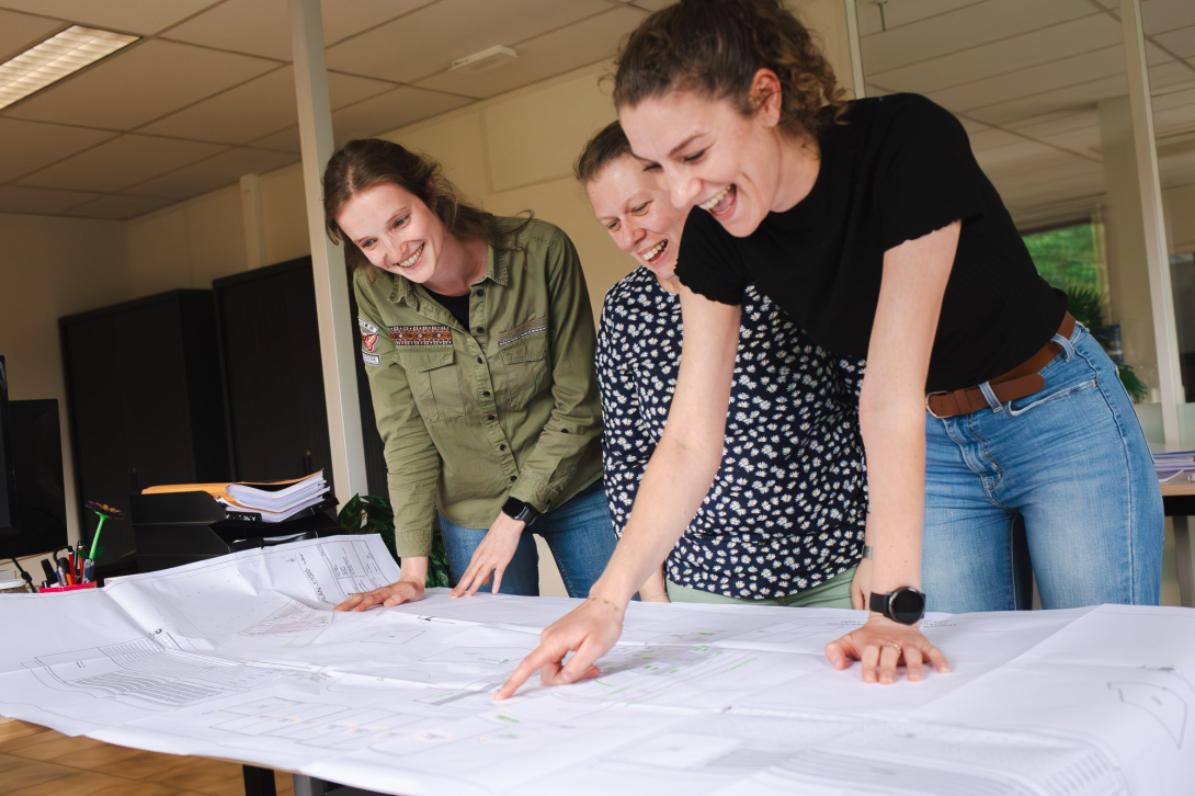 3 vrouwelijke collega's kijken naar een kaart